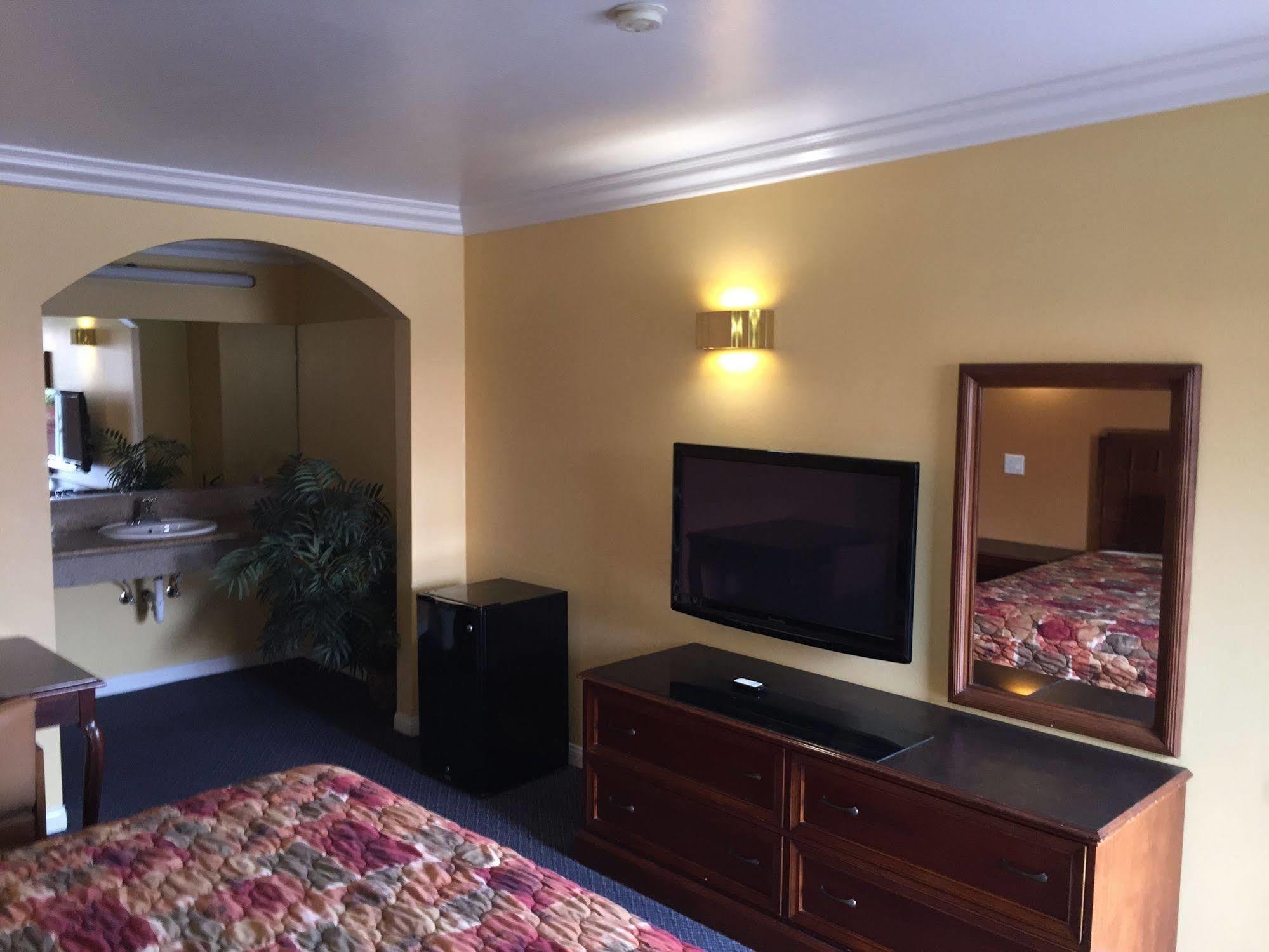 Industry Inn & Suites Ла Пуенте Екстериор снимка